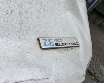 Белый Рено Зое, объемом двигателя 0 л и пробегом 152 тыс. км за 8400 $, фото 7 на Automoto.ua