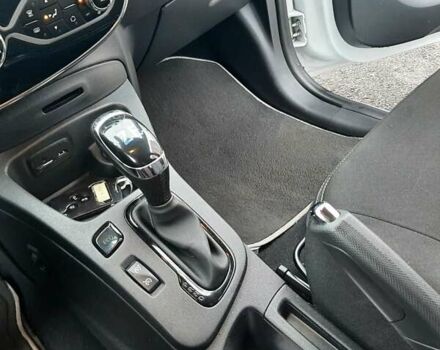 Білий Рено Зое, об'ємом двигуна 0 л та пробігом 123 тис. км за 9650 $, фото 44 на Automoto.ua