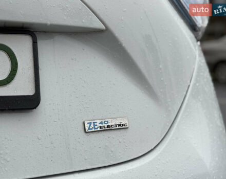 Белый Рено Зое, объемом двигателя 0 л и пробегом 126 тыс. км за 8800 $, фото 9 на Automoto.ua