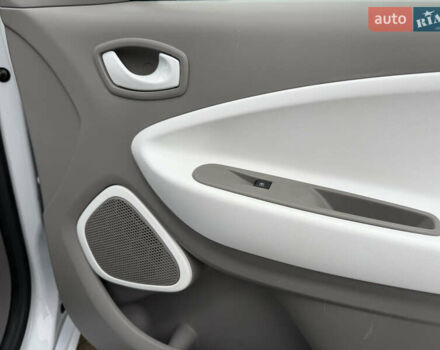 Белый Рено Зое, объемом двигателя 0 л и пробегом 106 тыс. км за 8100 $, фото 18 на Automoto.ua