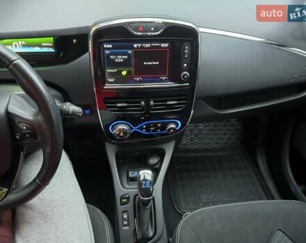 Белый Рено Зое, объемом двигателя 0 л и пробегом 61 тыс. км за 10500 $, фото 13 на Automoto.ua