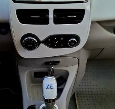 Белый Рено Зое, объемом двигателя 0 л и пробегом 101 тыс. км за 8850 $, фото 9 на Automoto.ua