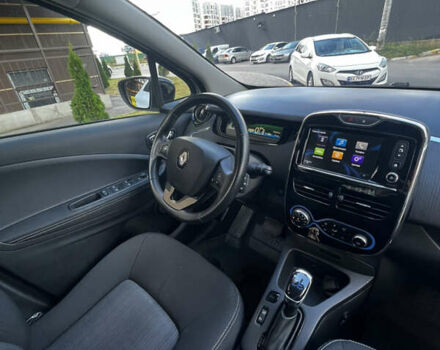 Белый Рено Зое, объемом двигателя 0 л и пробегом 146 тыс. км за 10500 $, фото 24 на Automoto.ua