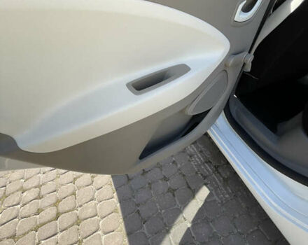 Белый Рено Зое, объемом двигателя 0 л и пробегом 85 тыс. км за 9900 $, фото 13 на Automoto.ua