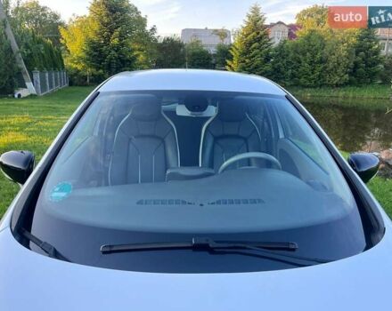 Белый Рено Зое, объемом двигателя 0 л и пробегом 124 тыс. км за 8950 $, фото 14 на Automoto.ua