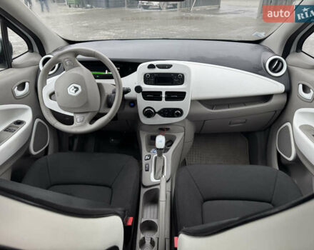Белый Рено Зое, объемом двигателя 0 л и пробегом 63 тыс. км за 9200 $, фото 8 на Automoto.ua