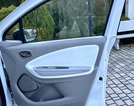 Белый Рено Зое, объемом двигателя 0 л и пробегом 43 тыс. км за 9399 $, фото 64 на Automoto.ua