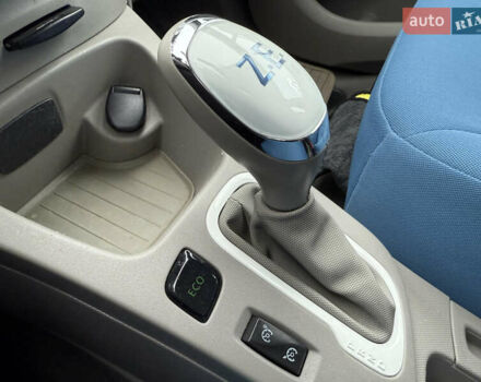 Белый Рено Зое, объемом двигателя 0 л и пробегом 106 тыс. км за 8100 $, фото 20 на Automoto.ua