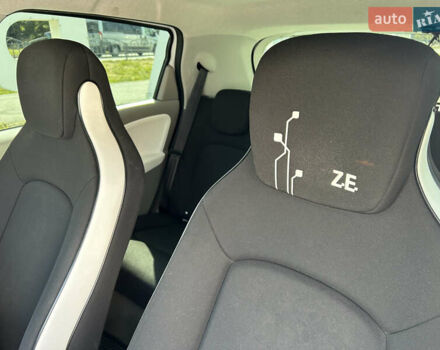 Белый Рено Зое, объемом двигателя 0 л и пробегом 95 тыс. км за 10000 $, фото 7 на Automoto.ua