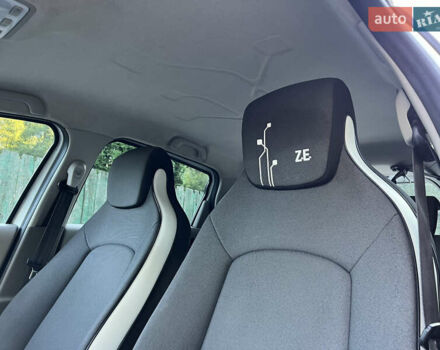 Белый Рено Зое, объемом двигателя 0 л и пробегом 155 тыс. км за 6999 $, фото 21 на Automoto.ua