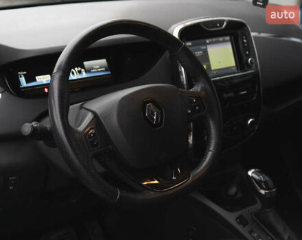 Білий Рено Зое, об'ємом двигуна 0 л та пробігом 96 тис. км за 10000 $, фото 10 на Automoto.ua