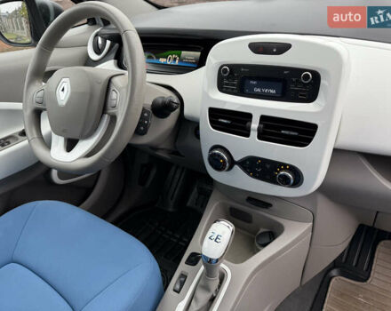Белый Рено Зое, объемом двигателя 0 л и пробегом 106 тыс. км за 8100 $, фото 16 на Automoto.ua