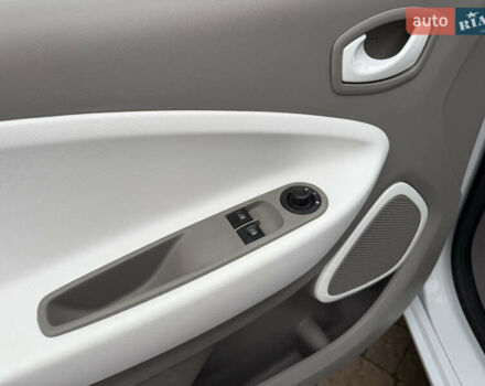 Белый Рено Зое, объемом двигателя 0 л и пробегом 106 тыс. км за 8100 $, фото 8 на Automoto.ua