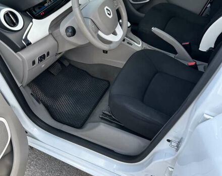 Белый Рено Зое, объемом двигателя 0 л и пробегом 95 тыс. км за 10000 $, фото 12 на Automoto.ua