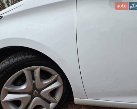 Белый Рено Зое, объемом двигателя 0 л и пробегом 137 тыс. км за 8400 $, фото 25 на Automoto.ua