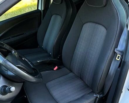 Белый Рено Зое, объемом двигателя 0 л и пробегом 102 тыс. км за 7900 $, фото 18 на Automoto.ua