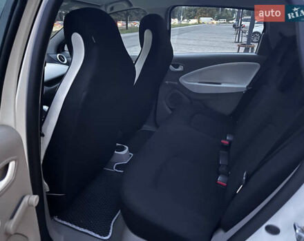 Белый Рено Зое, объемом двигателя 0 л и пробегом 108 тыс. км за 9250 $, фото 16 на Automoto.ua