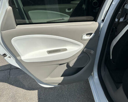 Белый Рено Зое, объемом двигателя 0 л и пробегом 95 тыс. км за 10000 $, фото 9 на Automoto.ua