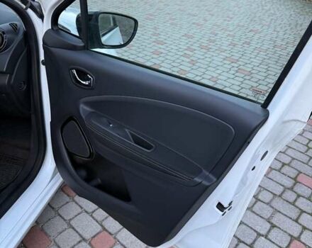 Белый Рено Зое, объемом двигателя 0 л и пробегом 132 тыс. км за 8800 $, фото 19 на Automoto.ua
