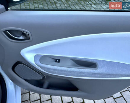 Белый Рено Зое, объемом двигателя 0 л и пробегом 43 тыс. км за 9399 $, фото 65 на Automoto.ua