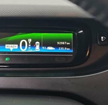 Белый Рено Зое, объемом двигателя 0 л и пробегом 92 тыс. км за 10000 $, фото 5 на Automoto.ua