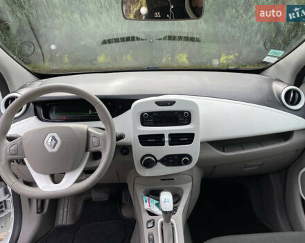 Белый Рено Зое, объемом двигателя 0 л и пробегом 97 тыс. км за 9500 $, фото 25 на Automoto.ua