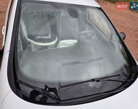 Белый Рено Зое, объемом двигателя 0 л и пробегом 137 тыс. км за 8400 $, фото 26 на Automoto.ua