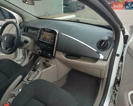 Белый Рено Зое, объемом двигателя 0 л и пробегом 204 тыс. км за 8400 $, фото 13 на Automoto.ua
