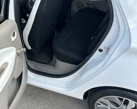 Белый Рено Зое, объемом двигателя 0 л и пробегом 95 тыс. км за 10000 $, фото 13 на Automoto.ua