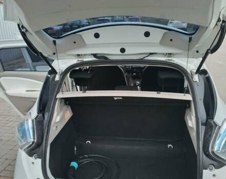 Белый Рено Зое, объемом двигателя 0 л и пробегом 204 тыс. км за 8400 $, фото 10 на Automoto.ua