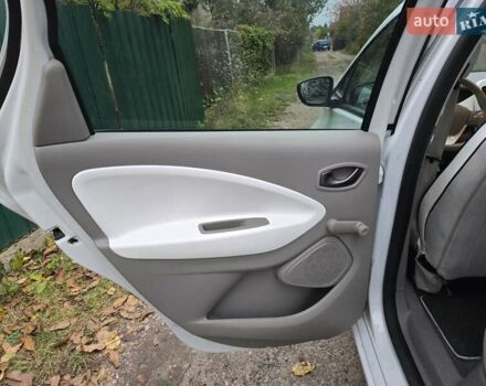 Белый Рено Зое, объемом двигателя 0 л и пробегом 137 тыс. км за 8400 $, фото 10 на Automoto.ua