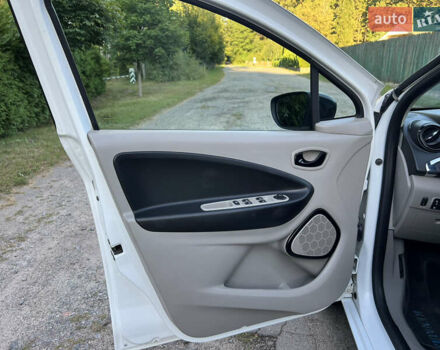 Белый Рено Зое, объемом двигателя 0 л и пробегом 155 тыс. км за 6999 $, фото 19 на Automoto.ua