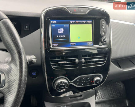 Белый Рено Зое, объемом двигателя 0 л и пробегом 129 тыс. км за 8750 $, фото 12 на Automoto.ua