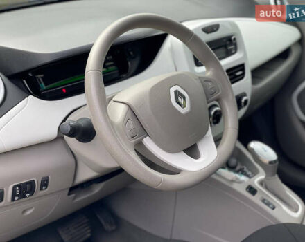 Белый Рено Зое, объемом двигателя 0 л и пробегом 97 тыс. км за 9500 $, фото 32 на Automoto.ua