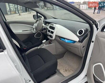 Белый Рено Зое, объемом двигателя 0 л и пробегом 63 тыс. км за 9200 $, фото 7 на Automoto.ua