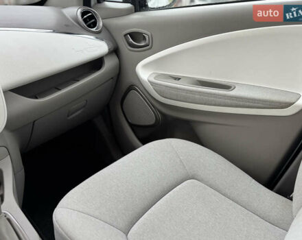 Белый Рено Зое, объемом двигателя 0 л и пробегом 126 тыс. км за 8800 $, фото 20 на Automoto.ua