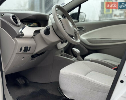 Белый Рено Зое, объемом двигателя 0 л и пробегом 126 тыс. км за 8800 $, фото 15 на Automoto.ua