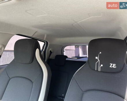 Белый Рено Зое, объемом двигателя 0 л и пробегом 85 тыс. км за 9900 $, фото 9 на Automoto.ua