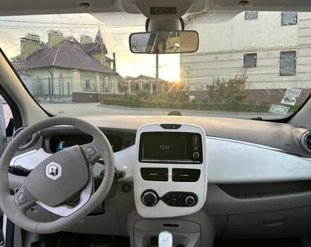 Белый Рено Зое, объемом двигателя 0 л и пробегом 75 тыс. км за 9250 $, фото 23 на Automoto.ua