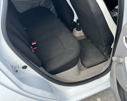 Белый Рено Зое, объемом двигателя 0 л и пробегом 95 тыс. км за 10000 $, фото 15 на Automoto.ua