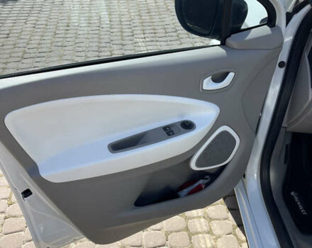 Белый Рено Зое, объемом двигателя 0 л и пробегом 85 тыс. км за 9900 $, фото 5 на Automoto.ua