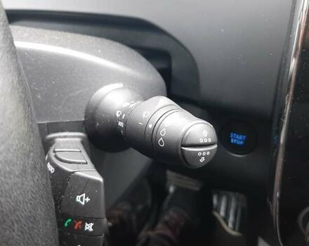 Білий Рено Зое, об'ємом двигуна 0 л та пробігом 123 тис. км за 9650 $, фото 29 на Automoto.ua