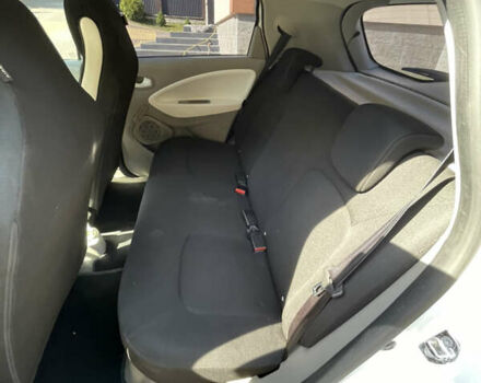 Белый Рено Зое, объемом двигателя 0 л и пробегом 85 тыс. км за 9900 $, фото 12 на Automoto.ua