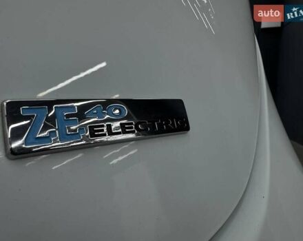 Белый Рено Зое, объемом двигателя 0 л и пробегом 115 тыс. км за 9950 $, фото 12 на Automoto.ua