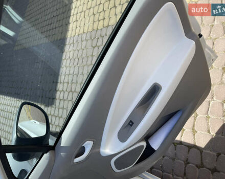 Белый Рено Зое, объемом двигателя 0 л и пробегом 85 тыс. км за 9900 $, фото 19 на Automoto.ua