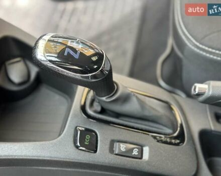 Белый Рено Зое, объемом двигателя 0 л и пробегом 92 тыс. км за 9990 $, фото 19 на Automoto.ua