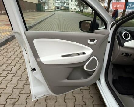 Белый Рено Зое, объемом двигателя 0 л и пробегом 95 тыс. км за 8900 $, фото 7 на Automoto.ua
