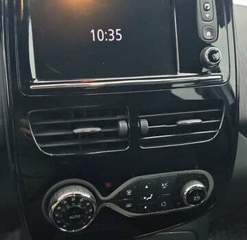 Белый Рено Зое, объемом двигателя 0 л и пробегом 92 тыс. км за 10000 $, фото 6 на Automoto.ua