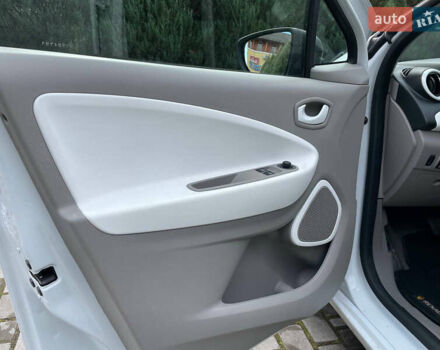 Белый Рено Зое, объемом двигателя 0 л и пробегом 97 тыс. км за 9500 $, фото 23 на Automoto.ua
