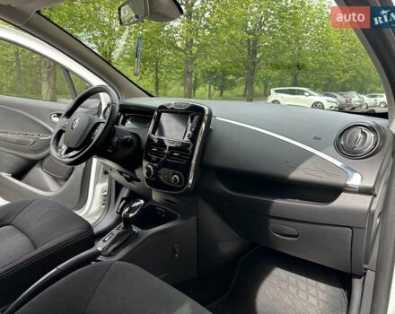 Белый Рено Зое, объемом двигателя 0 л и пробегом 92 тыс. км за 9990 $, фото 21 на Automoto.ua
